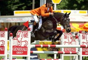 Volle zus van de overgrootmoeder van G-star RV is het internationale CSI***** springpaard Audi's Jikke met ruiter Erik van der Vleuten.